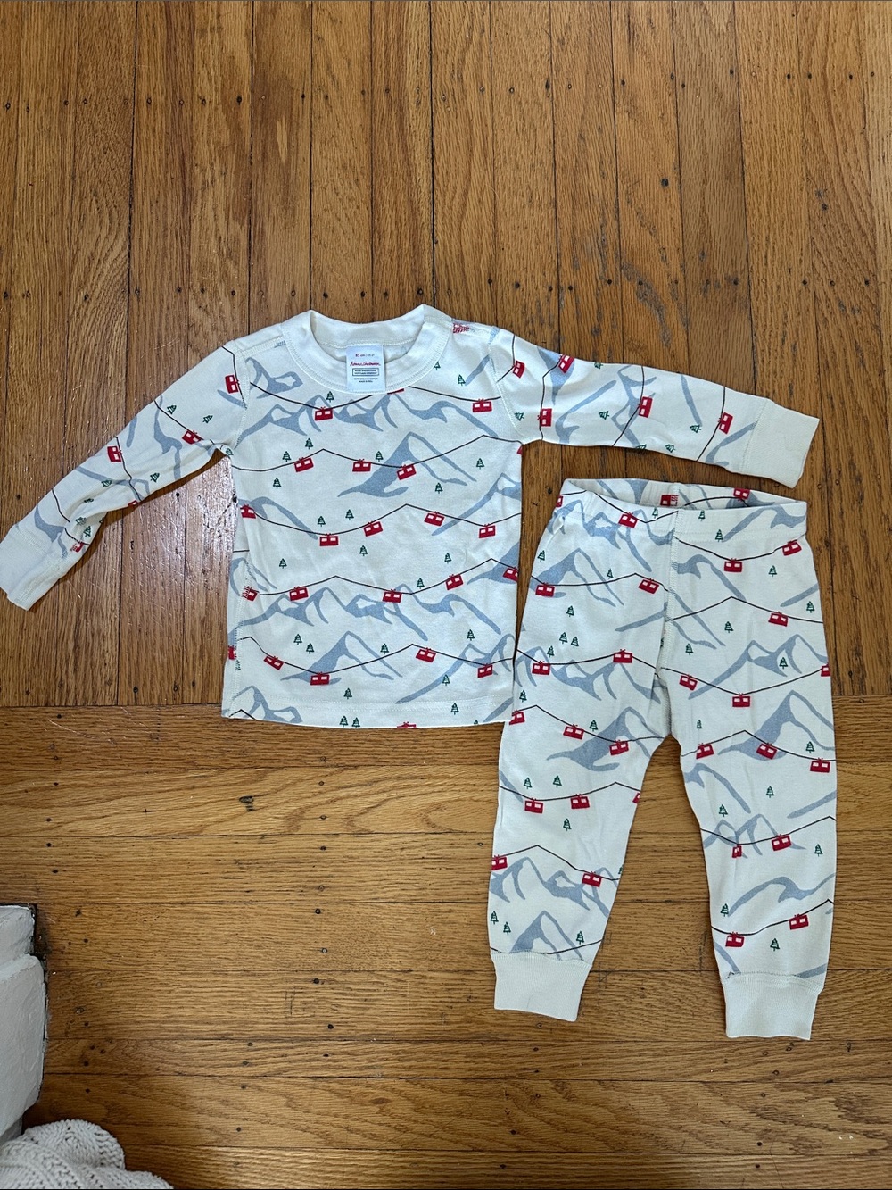 Hanna Andersson Cream Pajama Set with Red & Gray Mountain Print